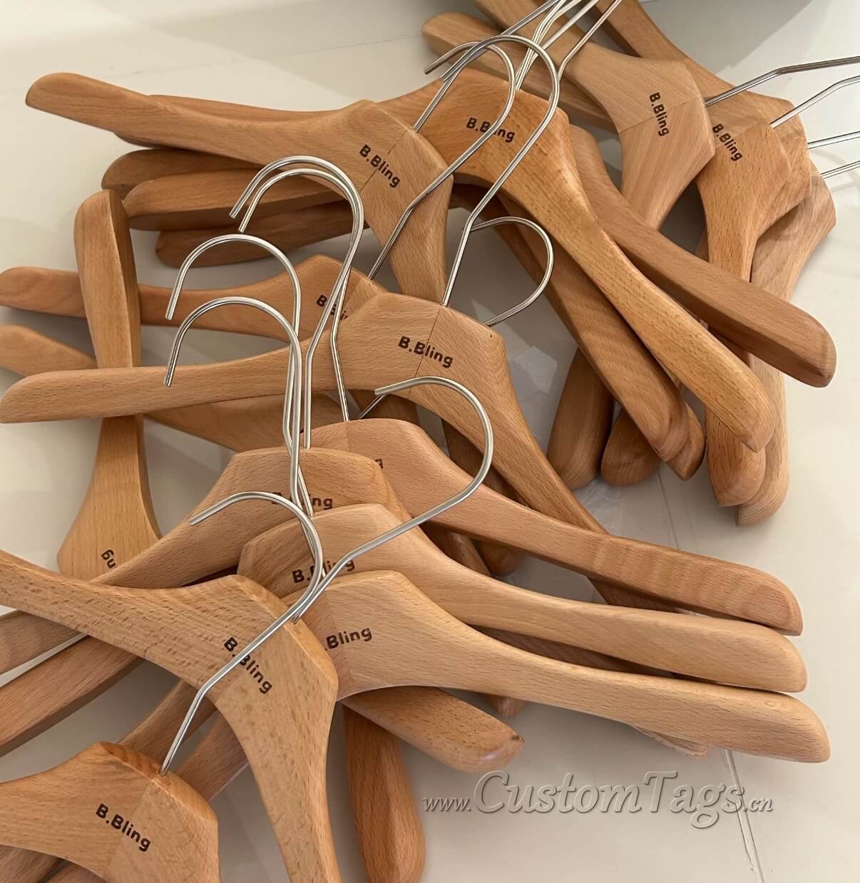 wholesale custom luxury clothes hangers