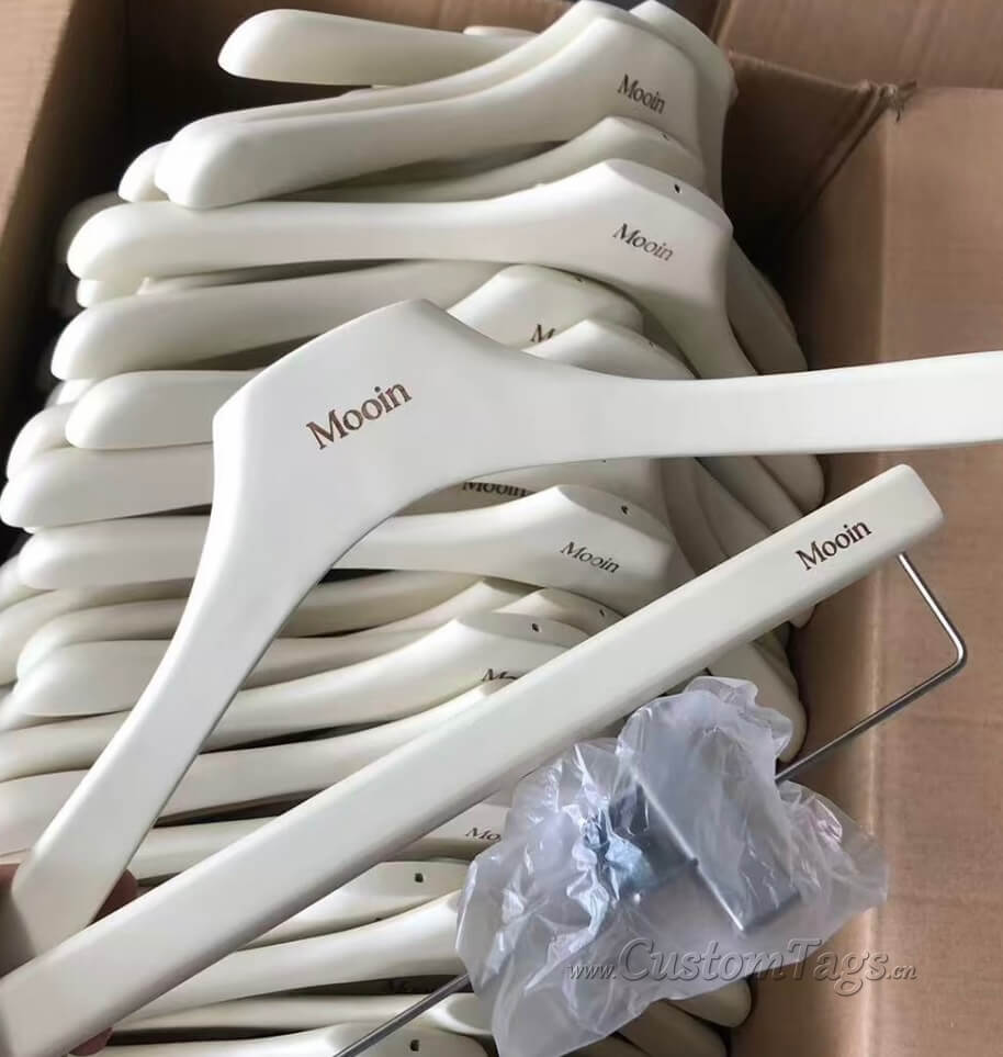 wholesale custom luxury clothes hangers